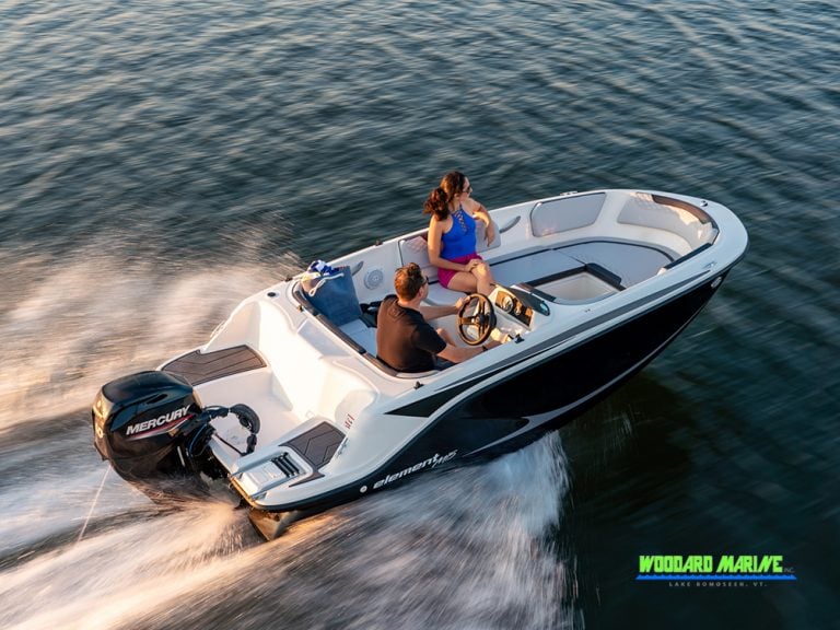 couple cruising in a bayliner element m15