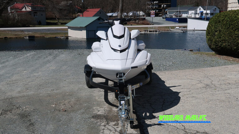 Yamaha FX Cruiser SVHO front bow styling detail