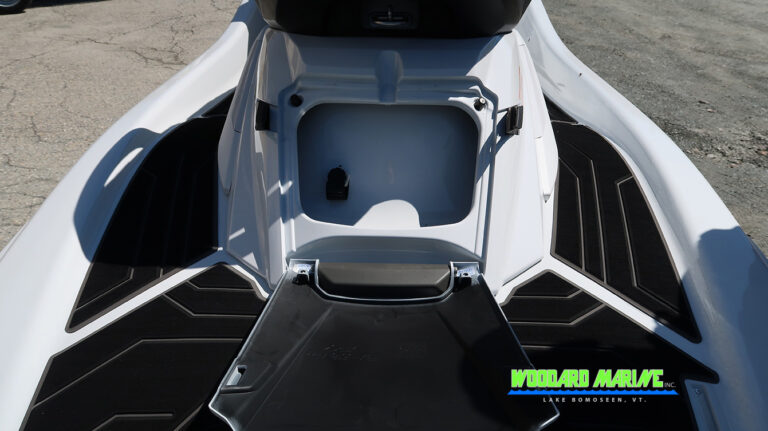 Yamaha FX Cruiser SVHO footwell traction deck design