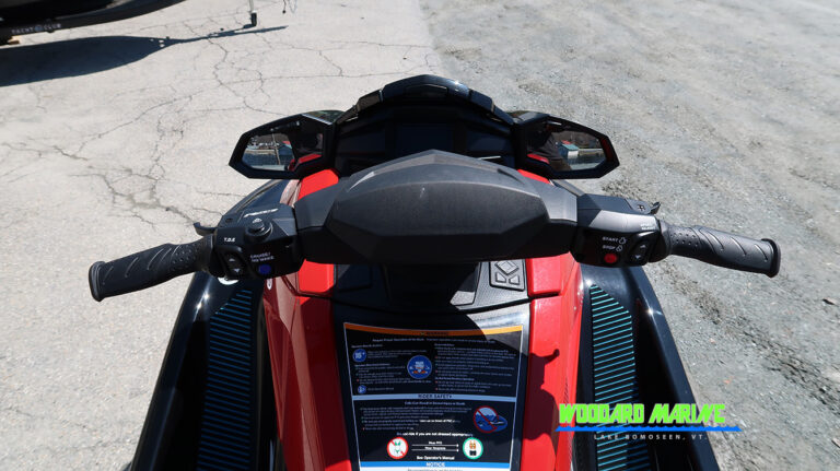 handlebars and control system on Yamaha WaveRunner VX Deluxe with RiDE technology