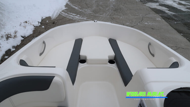 Bayliner E18 LTD bow seating area comfortable bowrider Vermont